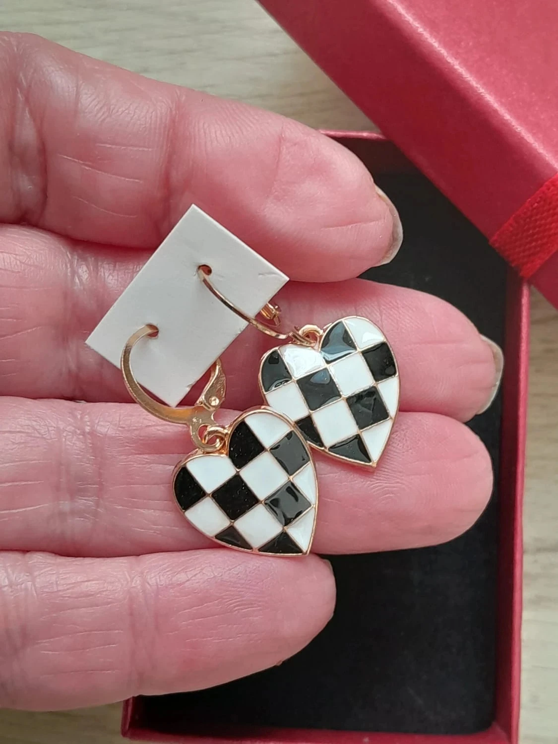 Boucles d'oreilles, coeur à carreaux émaillées, couleurs noir,  dorées – photo 3